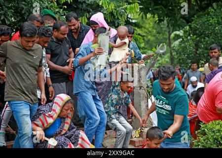 Le lendemain de la démission de Sheikh Hasina, les gens visitent Gono Bhaban, le résident de Hasina à Dhaka, Bangladesh, le 06 août 2024. Banque D'Images