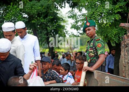 Le lendemain de la démission de Sheikh Hasina, les gens visitent Gono Bhaban, le résident de Hasina à Dhaka, Bangladesh, le 06 août 2024. Banque D'Images