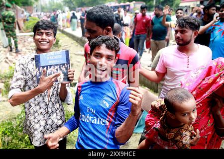 Le lendemain de la démission de Sheikh Hasina, les gens visitent Gono Bhaban, le résident de Hasina à Dhaka, Bangladesh, le 06 août 2024. Banque D'Images