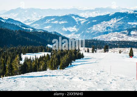 Belle station de ski enneigée Goderdzi panorama avec pistes. Géorgie caucase montagne destination de vacances de ski Banque D'Images