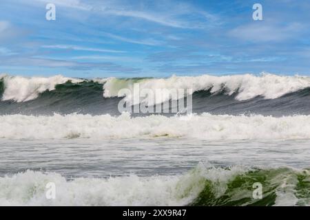 De grandes vagues avec de la mousse blanche se brisant de l'ouragan ernesto, prises de Gilgo Beach sur long Island à New York. Banque D'Images