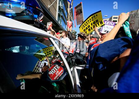 Les partisans du projet de loi sur les soins de santé se rassemblent à Washington et protestent devant le Ritz Carlton, où les compagnies d'assurance maladie étaient rassemblées pour leur réunion annuelle. Banque D'Images