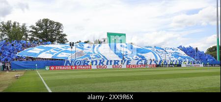 Anguilles, Deutschland. 17 août 2024. firo : 17.08.2024, Football, Football, DFB-Pokal, Cup, saison 2024/2025, 1er tour, VFR Aalen 1921 - FC Schalke 04 fans de choreo Schalke crédit : dpa/Alamy Live News Banque D'Images