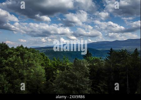 Panorama des montagnes des Sudètes, vu du point de vue de Diamentowy Widok à Szklarska Poreba, Pologne. Banque D'Images