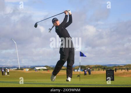 23 août 2024 ; Old course at St Andrews, St Andrews, Fife, Écosse ; AIG Womens Open Golf, Round 2 ; Charley Hull of England tees off sur le dix-septième trou de l'Old course, St Andrews Links lors de la deuxième manche de l'AIG Women's Open Banque D'Images