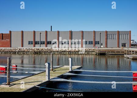 Sæby Fiske-Industri (Saeby Fish Canners), bâtiment d'usine datant d'environ 1972 ; Havnen, Sæby, Danemark Banque D'Images