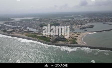 (240823) -- ACCRA, 23 août 2024 (Xinhua) -- une photo prise par un drone aérien le 19 juin 2024 montre le château d'Elmina et ses vues environnantes à Cape Coast, Ghana. La « Côte des esclaves » fait référence à une région historique le long de la côte ouest-africaine. Le nom est dérivé de la traite transatlantique des esclaves sur le continent. Le 23 août marque la Journée internationale du souvenir de la traite négrière et de son abolition. (Photo de Seth/Xinhua) Banque D'Images