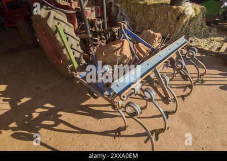 Cultivateur, un outil agricole utilisé pour briser les mottes de sol. Chargé de lest Banque D'Images