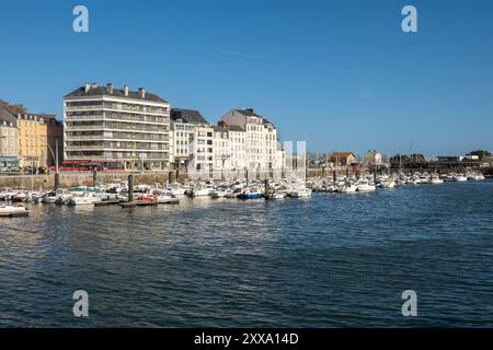 Yacht Marina Port Chantereyne à Cherbourg-en-Cotentin, France, ciel bleu tôt le matin, SOP et immeubles d'appartements, 20 avril 2024, photo stock Banque D'Images