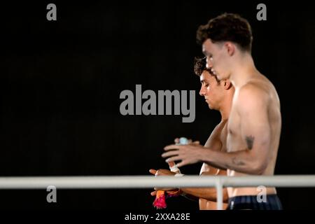Thomas Daley et Noah Williams, de Grande-Bretagne, se préparent à participer à la finale masculine du 10m Platform Synchro aux Jeux Olympiques de Paris 2024 au Centre aquatique de Paris (France), le 29 juillet 2024. Thomas Daley et Noah Williams se sont classés deuxièmes en remportant la médaille d’argent. Banque D'Images