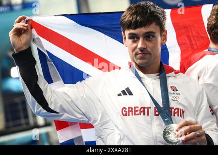 Thomas Daley de Grande-Bretagne célèbre après avoir participé à la finale masculine de plongée 10m Platform Synchro aux Jeux Olympiques de Paris 2024 au Centre aquatique de Paris (France), le 29 juillet 2024. Thomas Daley et Noah Williams se sont classés deuxièmes en remportant la médaille d’argent. Banque D'Images