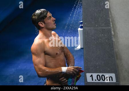 Thomas Daley, de Grande-Bretagne, prend une douche alors qu’il participe à la finale masculine de plongée 10m Platform Synchro aux Jeux Olympiques de Paris 2024 au Centre aquatique de Paris (France), le 29 juillet 2024. Thomas Daley et Noah Williams se sont classés deuxièmes en remportant la médaille d’argent. Banque D'Images