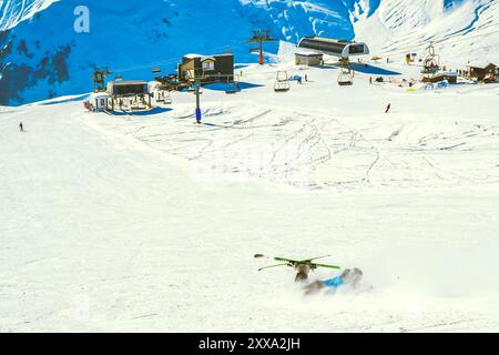 Image dynamique du skieur sur la piste dans les Alpes tomber dur dans la neige. Vacances d'hiver actives, ski de descente en journée ensoleillée. Randonnées à ski sur la piste avec Banque D'Images