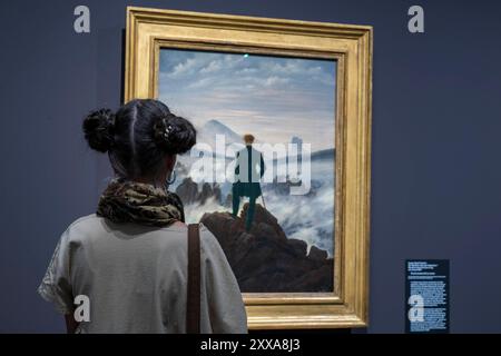 Caspar David Friedrich Ausstellung in Dresde Jubiläumsschau zu Caspar David Friedrich im Albertinum. DAS Gemälde Der Wanderer über dem Nebelmeer Wenige Tage vor dem 250. Geburtstag von Caspar David Friedrich 1774-1840, eröffnen die Staatlichen Kunstsammlungen Dresden AM 24.8.24 eine Ausstellung mit zahlreichen Werken des Malers. IM Albertinum sind 47 Gemälde des Künstlers, SO wie zahlreicher Zeitgenossen zu sehen. Die Ausstellung steht unter dem Titel, Caspar David Friedrich. WO alles begann. Es wird mit einem großen Publikumfritesse gerechnet. Dresde Sachsen Deutschland *** Caspar David F. Banque D'Images