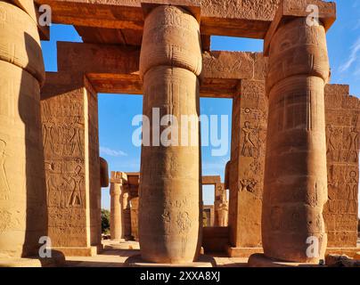 Vue de la galerie hypostyle principale du Ramesseum, le temple mortuaire du Pharoah Ramsès II le Grand par un après-midi lumineux avec un ciel bleu à Louxor, Egypte Banque D'Images