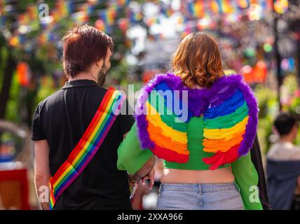 Prendre un risque avec des ailes alors que la tempête Lilian ne fait pas obstacle au début de la fierté de Manchester alors que les arrivées anticipées se mêlent aux préparatifs pour attacher la banderole dans le secteur de canal Street. Manchester Pride 2024 . Le thème de cette année est "Buzzin to be Queer - A Hive of Progress" et les organisateurs disent qu'ils espèrent qu'il "unira le peuple de Manchester" sous le symbole de l'abeille de Manchester. En vedette de Jessie J, Loreen, Sugababes, Rita Ora et de la plus grande star de Showman Keala Settle. La première Pride Parade de Manchester a eu lieu le 20 février 1988, lorsqu'une énorme manifestation anti-section 28 a eu lieu dans la ville Banque D'Images