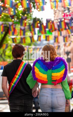 Prendre un risque avec des ailes alors que la tempête Lilian ne fait pas obstacle au début de la fierté de Manchester alors que les arrivées anticipées se mêlent aux préparatifs pour attacher la banderole dans le secteur de canal Street. Manchester Pride 2024 . Le thème de cette année est "Buzzin to be Queer - A Hive of Progress" et les organisateurs disent qu'ils espèrent qu'il "unira le peuple de Manchester" sous le symbole de l'abeille de Manchester. En vedette de Jessie J, Loreen, Sugababes, Rita Ora et de la plus grande star de Showman Keala Settle. La première Pride Parade de Manchester a eu lieu le 20 février 1988, lorsqu'une énorme manifestation anti-section 28 a eu lieu dans la ville Banque D'Images