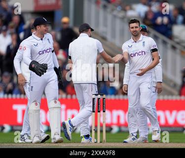 Emirates Old Trafford, Manchester, Royaume-Uni. 23 août 2024. 1er Rothesay Cricket test match, jour trois, Angleterre contre Sri Lanka ; Mark Wood d'Angleterre célèbre après avoir pris le guichet de Dimuth Karunaratne du Sri Lanka sur son premier ballon de la deuxième manche crédit : action plus Sports/Alamy Live News Banque D'Images