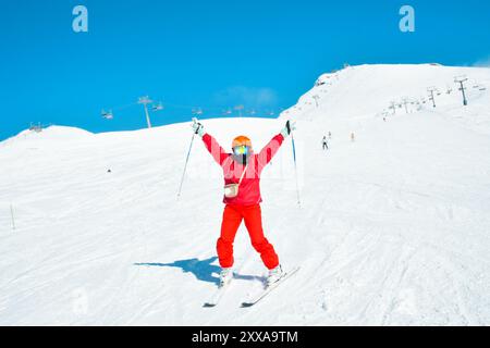 Ski alpin. Skieur femme skieur descendant sur piste de ski blanche recouverte de neige piste de ski isolée en hiver. Bonne skieuse récréative en blanc Banque D'Images