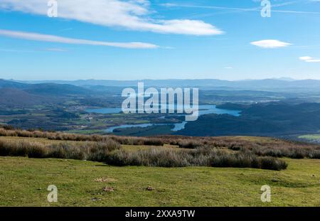 Un panorama époustouflant de vallées et de lacs en dessous du sommet de la montagne Oketa dans le pays Basque, Espagne Banque D'Images