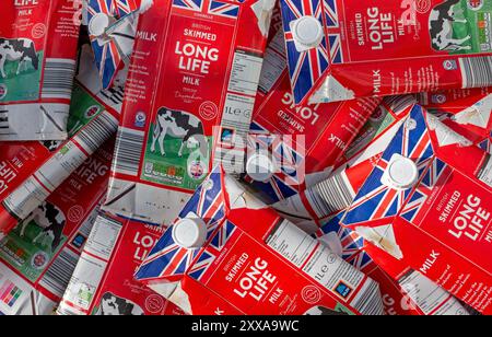 Assortiment de cartons de lait longue durée semi-écrémé Aldi empilés, mettant en valeur le motif du drapeau britannique. Banque D'Images