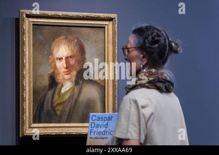 Caspar David Friedrich Ausstellung in Dresde Jubiläumsschau zu Caspar David Friedrich im Albertinum. Gerhard von Kügelgen Portrait Friedrich. Wenige Tage vor dem 250. Geburtstag von Caspar David Friedrich 1774-1840, eröffnen die Staatlichen Kunstsammlungen Dresden AM 24.8.24 eine Ausstellung mit zahlreichen Werken des Malers. IM Albertinum sind 47 Gemälde des Künstlers, SO wie zahlreicher Zeitgenossen zu sehen. Die Ausstellung steht unter dem Titel, Caspar David Friedrich. WO alles begann. Es wird mit einem großen Publikumfritesse gerechnet. Dresde Sachsen Deutschland *** Caspar David Frie Banque D'Images