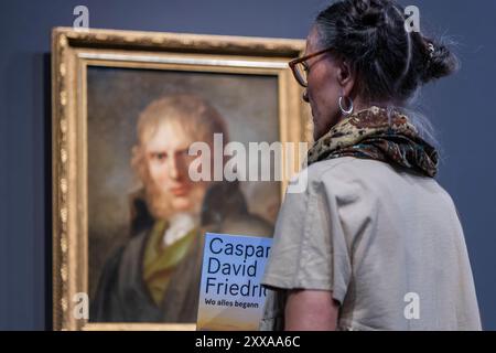 Caspar David Friedrich Ausstellung in Dresde Jubiläumsschau zu Caspar David Friedrich im Albertinum. Gerhard von Kügelgen Portrait Friedrich. Wenige Tage vor dem 250. Geburtstag von Caspar David Friedrich 1774-1840, eröffnen die Staatlichen Kunstsammlungen Dresden AM 24.8.24 eine Ausstellung mit zahlreichen Werken des Malers. IM Albertinum sind 47 Gemälde des Künstlers, SO wie zahlreicher Zeitgenossen zu sehen. Die Ausstellung steht unter dem Titel, Caspar David Friedrich. WO alles begann. Es wird mit einem großen Publikumfritesse gerechnet. Dresde Sachsen Deutschland *** Caspar David Frie Banque D'Images