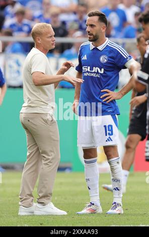 Anguilles, Deutschland. 17 août 2024. firo : 17.08.2024, football, football, DFB-Pokal, Cup, saison 2024/2025, 1er tour, VFR Aalen 1921 - FC Schalke 04 entraîneur Geraerts Schalke avec Karaman crédit : dpa/Alamy Live News Banque D'Images