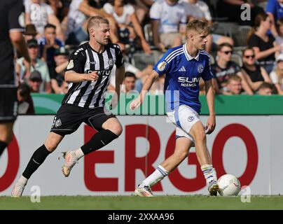 Anguilles, Deutschland. 17 août 2024. firo : 17.08.2024, football, football, DFB-Pokal, Cup, saison 2024/2025, 1er tour, VFR Aalen 1921 - FC Schalke 04 Martin Wasinski, Schalke, Right duels Credit : dpa/Alamy Live News Banque D'Images