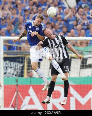 Anguilles, Deutschland. 17 août 2024. firo : 17.08.2024, football, football, DFB-Pokal, Cup, saison 2024/2025, 1er tour, VFR Aalen 1921 - FC Schalke 04 Bachmann, Schalke versus Kienle crédit : dpa/Alamy Live News Banque D'Images