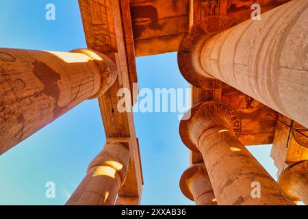 Vue de bas en haut des colonnades et des poutres de linteau sur le dessus de la galerie hypostyle du Ramesseum, le temple mortuaire du Pharoah Ramsès II le Grand lors d'un après-midi lumineux à Louxor, Egypte Banque D'Images