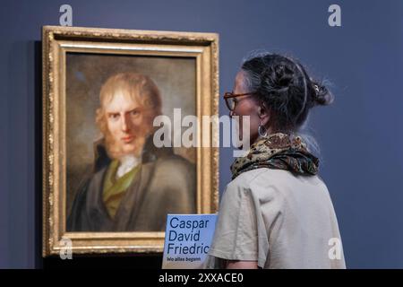 Caspar David Friedrich Ausstellung in Dresde Jubiläumsschau zu Caspar David Friedrich im Albertinum. Gerhard von Kügelgen Portrait Friedrich. Wenige Tage vor dem 250. Geburtstag von Caspar David Friedrich 1774-1840, eröffnen die Staatlichen Kunstsammlungen Dresden AM 24.8.24 eine Ausstellung mit zahlreichen Werken des Malers. IM Albertinum sind 47 Gemälde des Künstlers, SO wie zahlreicher Zeitgenossen zu sehen. Die Ausstellung steht unter dem Titel, Caspar David Friedrich. WO alles begann. Es wird mit einem großen Publikumfritesse gerechnet. Dresde Sachsen Deutschland *** Caspar David Frie Banque D'Images