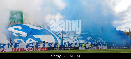 Anguilles, Deutschland. 17 août 2024. firo : 17.08.2024, Football, Football, DFB-Pokal, Cup, saison 2024/2025, 1er tour, VFR Aalen 1921 - FC Schalke 04 fans de choréo Schalke, Pyro crédit : dpa/Alamy Live News Banque D'Images