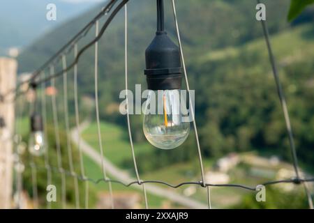 L'ampoule de salon de jardin offre un éclairage efficace et une atmosphère accueillante. Avec la technologie LED, il garantit des économies d'énergie et une longue durée de vie. led Banque D'Images