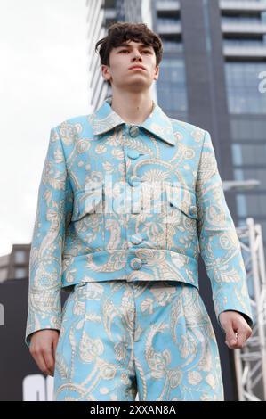 Un mannequin pose sur le fugueur au défilé Helmer à Montréal, Québec, Canada Banque D'Images