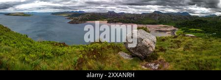 Paysage rural avec vue sur la baie et la plage de Gruinard à l'île de Gruinard sur la côte des Highlands en Écosse, Royaume-Uni Banque D'Images