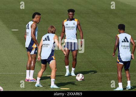 Madrid, Espagne. 23 août 2024. Les joueurs du Real Madrid s'échauffent pendant la séance d'entraînement à la veille du match de football de la Liga EA Sports week 2 2024/2025 entre le Real Madrid CF et le Real Valladolid sur le terrain d'entraînement du Real Madrid CF. Crédit : SOPA images Limited/Alamy Live News Banque D'Images