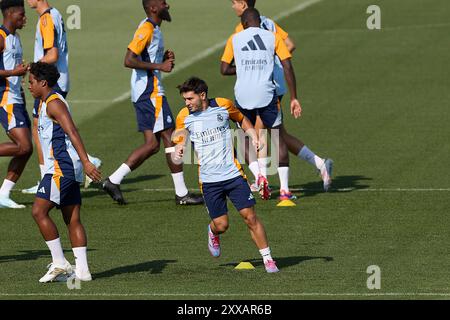 Madrid, Espagne. 23 août 2024. Les joueurs du Real Madrid s'échauffent pendant la séance d'entraînement à la veille du match de football de la Liga EA Sports week 2 2024/2025 entre le Real Madrid CF et le Real Valladolid sur le terrain d'entraînement du Real Madrid CF. Crédit : SOPA images Limited/Alamy Live News Banque D'Images