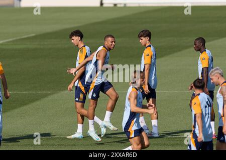 Madrid, Espagne. 23 août 2024. Les joueurs du Real Madrid s'échauffent pendant la séance d'entraînement à la veille du match de football de la Liga EA Sports week 2 2024/2025 entre le Real Madrid CF et le Real Valladolid sur le terrain d'entraînement du Real Madrid CF. Crédit : SOPA images Limited/Alamy Live News Banque D'Images