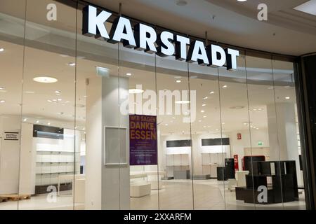 Mangez, Deutschland. 23 août 2024. Étagères vides et portes verrouillées à la succursale de Karstadt à Essen, vente en liquidation à la Galeria Kaufhof Karstadt à Essen, dans le cadre d'une procédure d'insolvabilité et de restructuration, la succursale du centre commercial Limbecker Platz à Essen sera fermée le 31 août 2024, Essen, le 23 août 2024. Crédit : dpa/Alamy Live News Banque D'Images