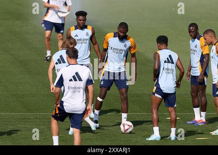 Madrid, Espagne. 23 août 2024. Les joueurs du Real Madrid s'échauffent pendant la séance d'entraînement à la veille du match de football de la Liga EA Sports week 2 2024/2025 entre le Real Madrid CF et le Real Valladolid sur le terrain d'entraînement du Real Madrid CF. Crédit : SOPA images Limited/Alamy Live News Banque D'Images