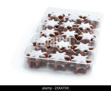 Biscuits de Noël d'étoiles de cannelle dans un paquet en plastique isolé sur blanc Banque D'Images