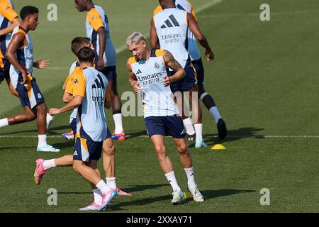 Madrid, Espagne. 23 août 2024. Les joueurs du Real Madrid s'échauffent pendant la séance d'entraînement à la veille du match de football de la Liga EA Sports week 2 2024/2025 entre le Real Madrid CF et le Real Valladolid sur le terrain d'entraînement du Real Madrid CF. (Photo de Federico Titone/SOPA images/SIPA USA) crédit : SIPA USA/Alamy Live News Banque D'Images