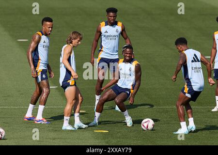 Madrid, Espagne. 23 août 2024. Les joueurs du Real Madrid s'échauffent pendant la séance d'entraînement à la veille du match de football de la Liga EA Sports week 2 2024/2025 entre le Real Madrid CF et le Real Valladolid sur le terrain d'entraînement du Real Madrid CF. (Photo de Federico Titone/SOPA images/SIPA USA) crédit : SIPA USA/Alamy Live News Banque D'Images