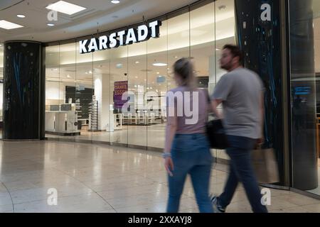 Mangez, Deutschland. 23 août 2024. Étagères vides et portes verrouillées à la succursale de Karstadt à Essen, vente en liquidation à la Galeria Kaufhof Karstadt à Essen, dans le cadre d'une procédure d'insolvabilité et de restructuration, la succursale du centre commercial Limbecker Platz à Essen sera fermée le 31 août 2024, Essen, le 23 août 2024. Crédit : dpa/Alamy Live News Banque D'Images