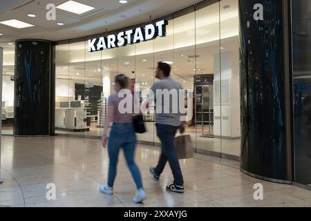 Mangez, Deutschland. 23 août 2024. Étagères vides et portes verrouillées à la succursale de Karstadt à Essen, vente en liquidation à la Galeria Kaufhof Karstadt à Essen, dans le cadre d'une procédure d'insolvabilité et de restructuration, la succursale du centre commercial Limbecker Platz à Essen sera fermée le 31 août 2024, Essen, le 23 août 2024. Crédit : dpa/Alamy Live News Banque D'Images