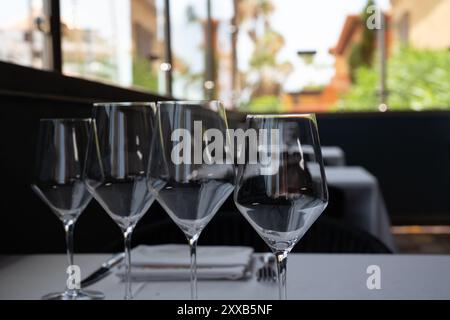 Image en gros plan de verres vides sur la table du restaurant Banque D'Images