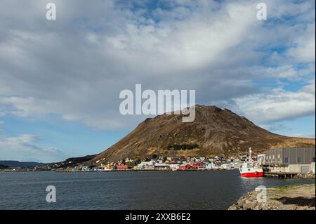 Vue du village de Honningsvag, île de Mageroya, Nordkapp, Norvège Banque D'Images