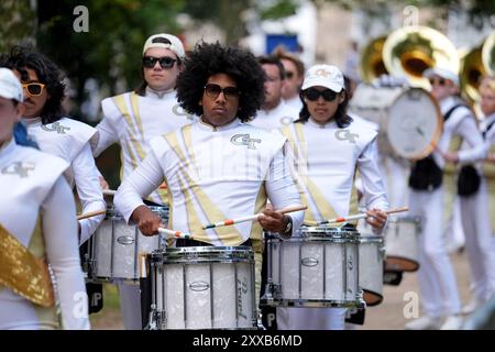 Le groupe de marche Georgia Tech Yellow Jacket arrive à Merrion Square, Dublin, pour se produire au Georgia Tech Helluva Block Party Pep Rally dans le cadre de la préparation du match de football Aer Lingus College Football Classic, US College à Dublin. Date de la photo : vendredi 23 août 2024. Banque D'Images