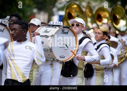 Le groupe de marche Georgia Tech Yellow Jacket arrive à Merrion Square, Dublin, pour se produire au Georgia Tech Helluva Block Party Pep Rally dans le cadre de la préparation du match de football Aer Lingus College Football Classic, US College à Dublin. Date de la photo : vendredi 23 août 2024. Banque D'Images